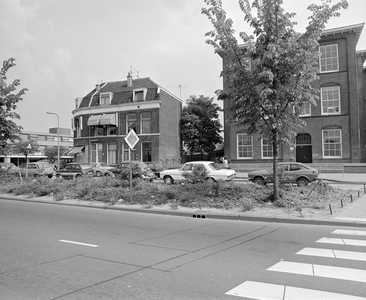 882463 Gezicht op het voormalige schoolgebouw Doornboomstraat 3 (rechts) te Utrecht, vanaf de Amsterdamsestraatweg, met ...